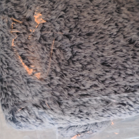 Ulta Limited Edition Navy Plush Throw 50 x 60 - Picture 4 of 5